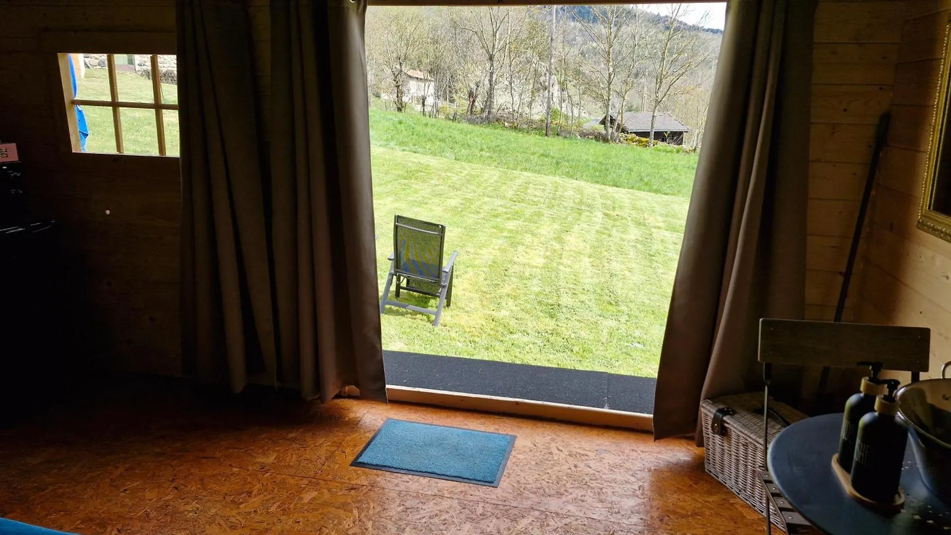 La Cabane Des Lucioles Saint-Julien-Boutieres Campsite